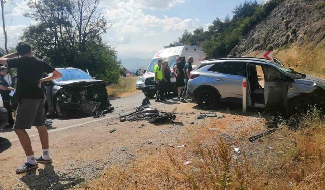 Tokat'ta otomobiller kafa kafaya çarpıştı: 10 yaralı