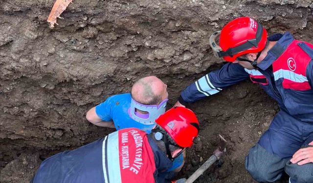 Trabzon'da belden aşağısı toprak altında kalan işçiyi itfaiye ekipleri kurtardı