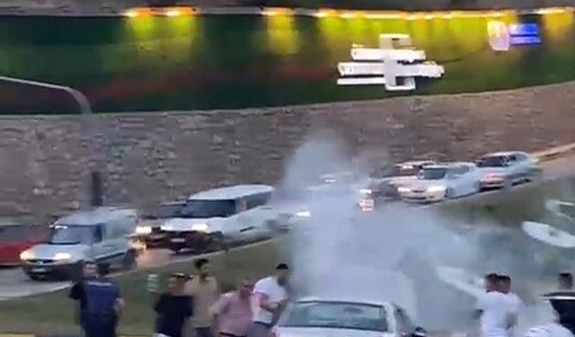 Trafik ışıklarında bekleyen otomobilden dumanlar yükseldi