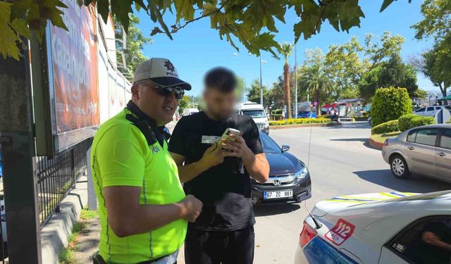 Trafik polisinin dikkati dolandırıcılık girişimini engelledi