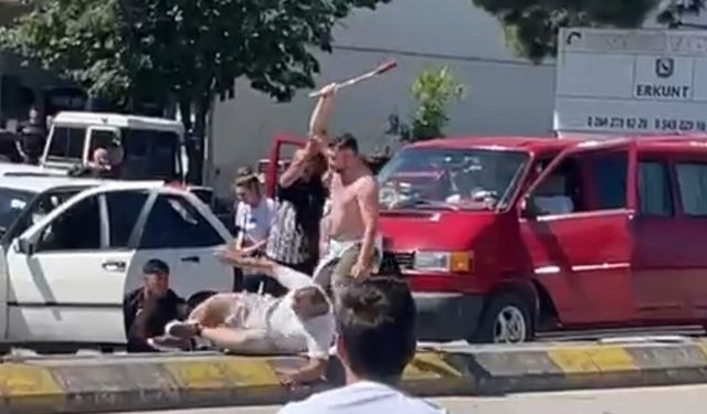 Trafikte meydan kavgası: Kaçmaya çalışan minibüse taş fırlattılar