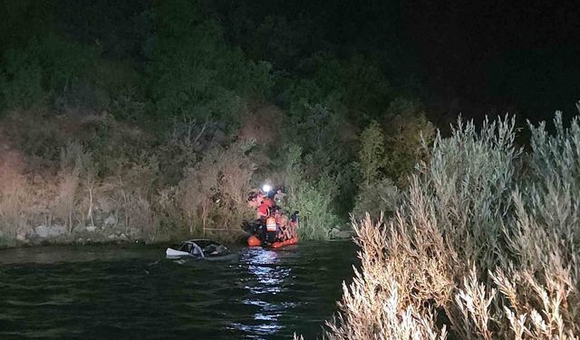 Tunceli'de araç Munzur Nehri'ne yuvarlandı: 2 yaralı