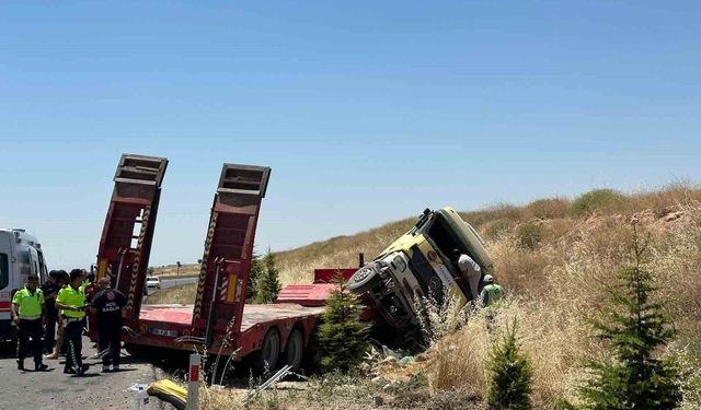 Uşak'ta tır şarampole devrildi: 1'i ağır 3 yaralı