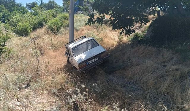 Uşak'ta yoldan çıkan otomobil elektrik direğine çarptı: 4 yaralı