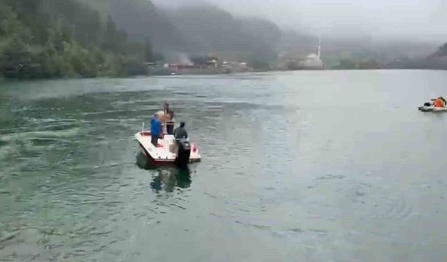 Uzungöl'e düşen çantayı kurtarmak için suya atlayan 2 Arap turistten 1'i kurtuldu, birisi kayıp