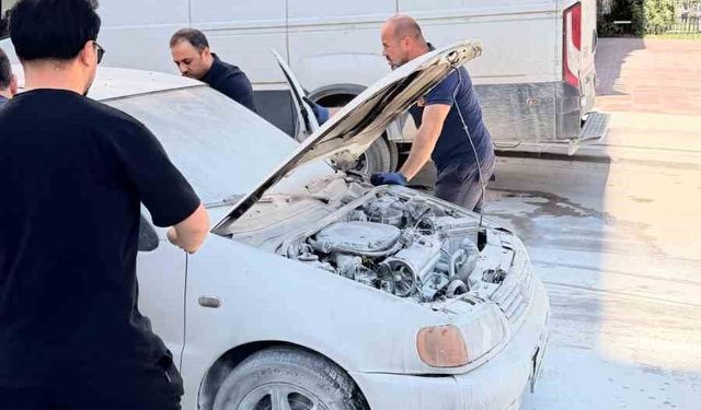 Van'da seyir halindeki otomobilin motoru yandı