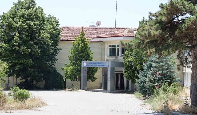 Vandallar, eski fizik tedavi merkezinin duvarlarına sprey boyalarla yazı yazdı