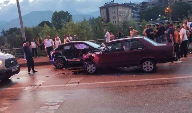 Yağışlı yolda iki otomobil çarpıştı: 4 yaralı