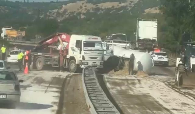 Yakıt tankeri devrildi, kara yolunda ulaşım aksadı