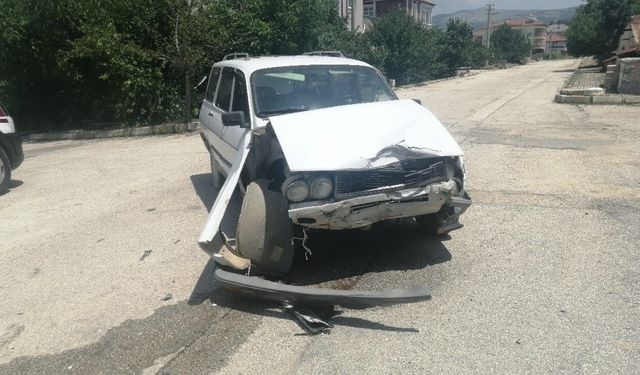 Yalvaç'ta iki otomobil çarpıştı: 2 yaralı