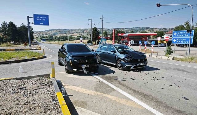 Yalvaç'ta iki otomobil kavşakta çarpıştı: 6 yaralı