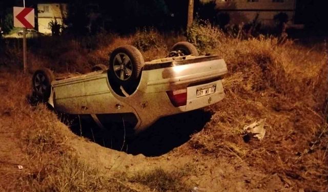 Yalvaç'ta sürücüsünün köpeğe çarpmamak için manevra yaptığı otomobil şarampole devrildi