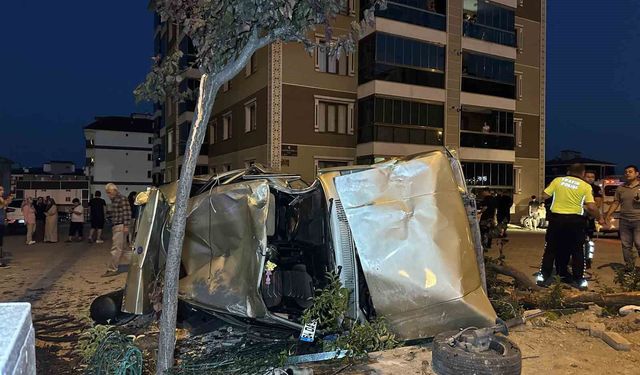 Yayalara çarpan otomobil takla atarak otoparka daldı: 1'i ağır 3 yaralı