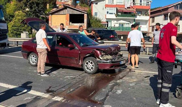 Yayalara yol veren kamyona otomobil çarptı: 2 yaralı