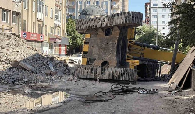 Yıkım çalışmasındaki iş makinesi devrildi: 1 yaralı