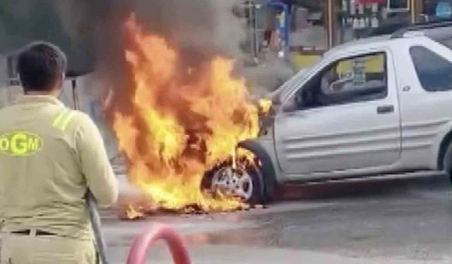 Yıllarca para biriktirdi, satın aldığı araç alev alev yandı