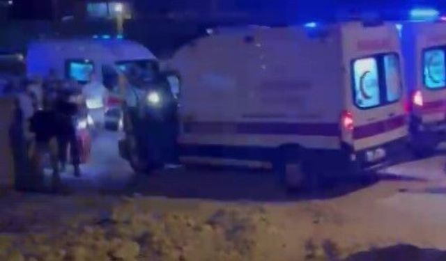 Yol çalışma alandaki çukura düşen otomobildeki 3 kişi yaralandı