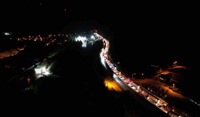 Yol çalışması ve trafik kazası birleşince Sakarya D-650 karayolunda trafik kilitledi