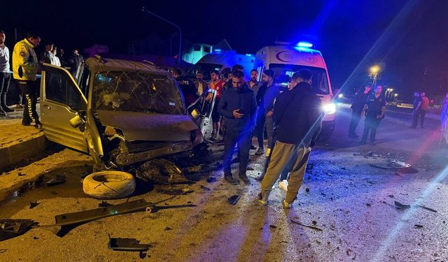 Yüksekova'da iki ayrı kazada 8 kişi yaralandı