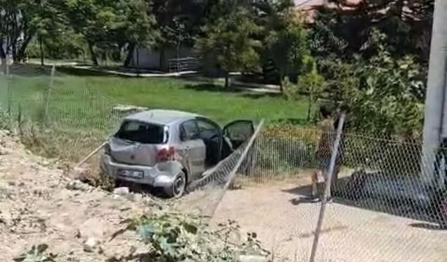 Zincirleme kazada otomobil enstitünün bahçesine düştü: 3 yaralı