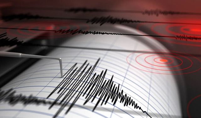 İzmir’de gece yarısı deprem paniği!