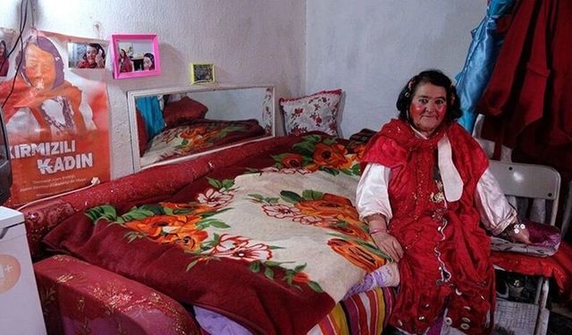 Yıllarca kırmızı kıyafetleriyle tanınmıştı: Acı haber geldi
