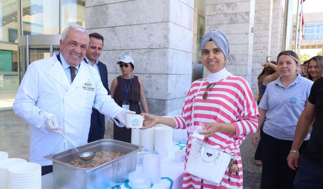 Başkan Şadi Özdemir vatandaşlarla aşure paylaştı