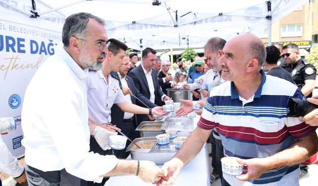 Bursa’da aşure bereketi vatandaşlarla paylaşıldı