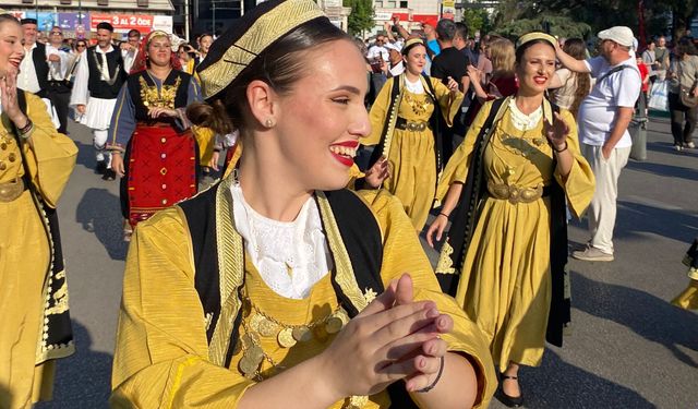 Bursa’da dünya aynı ritimde buluştu: Altın Karagöz korteji kente festival coşkusu taşıdı