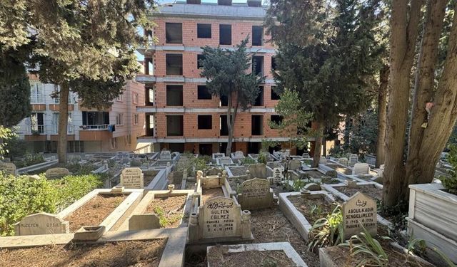 İstanbul’da şaşırtan manzara! Yeni binalar mezarlığın yanı başında