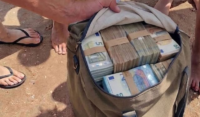 Kulaç atarken denizde 38 milyon lira buldular