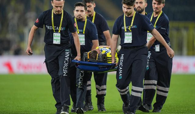 Kadıköy'de gollü gece Kerem Aktürkoğlu sahadan sedyeyle ayrıldı