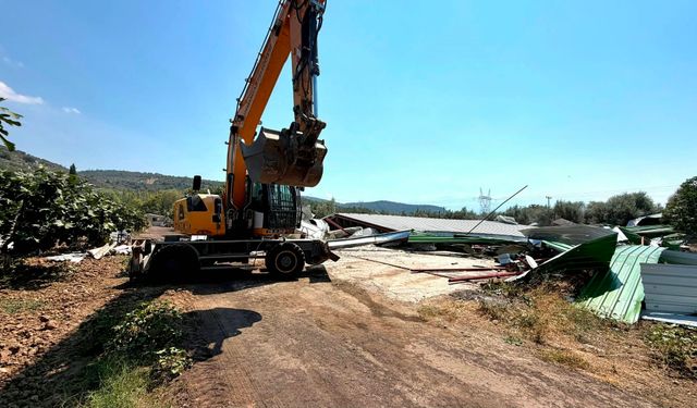 Bursa’da zeytinliğe yapılan kaçak depo yıkıldı
