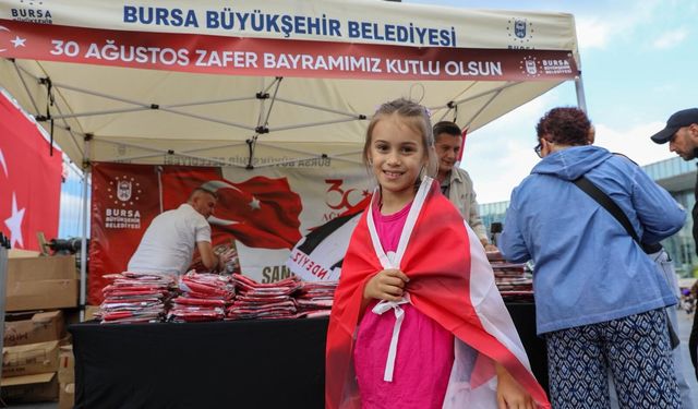 Bursa'da zafer coşkusu ay yıldız ile taçlandı