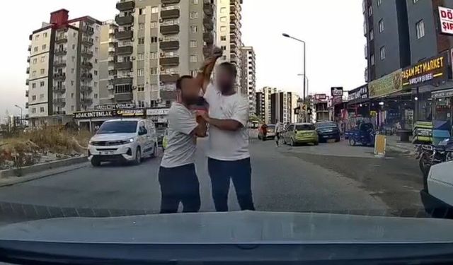 Adana'da trafikte tartıştığı sürücüye testereyle saldıran şahıs kamerada