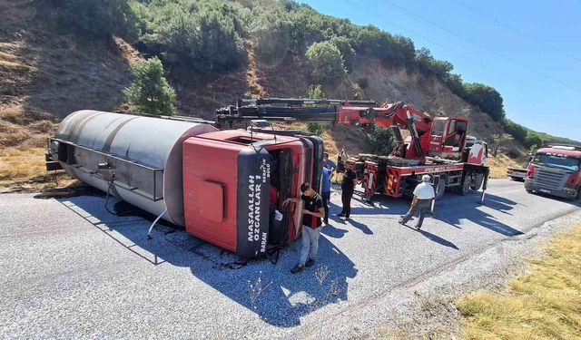 Alaşehir-Eşme yolunda tanker devrildi
