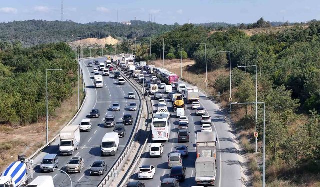 Arnavutköy'de yol çalışması trafiği kilitledi: Kilometrelerce araç kuyruğu oluştu