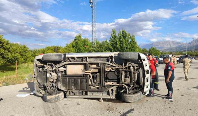 Aydınlatma direğine çarpan otomobil yan yattı