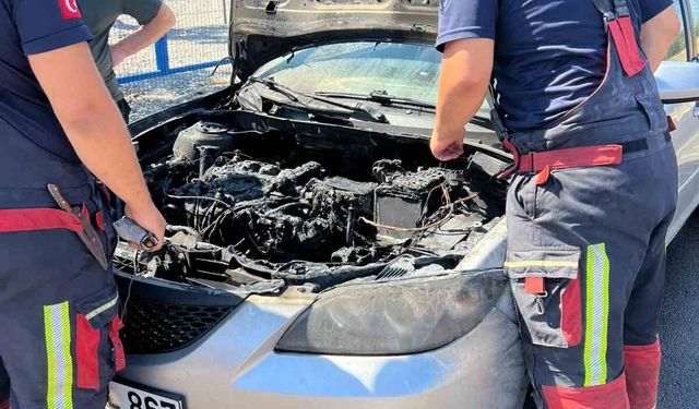 Ayvalık'ta seyir halinde alevler içinde kalan otomobilin imdadına beton mikseri yetişti