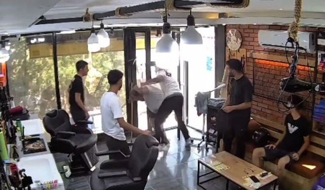 Berbere bıçakla girdi, hayatının dayağını yedi