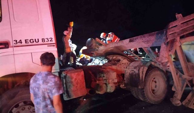 Beykoz'da hafriyat kamyonu otomobille çarpıştı: 1'i ağır, 3 yaralı