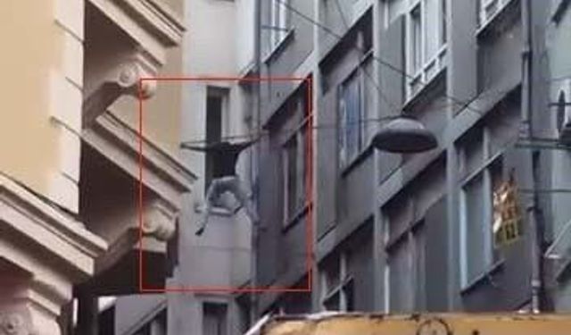 Beyoğlu'nda yürekleri ağza getiren anlar: Elektrik tellerinden açılan hava minderine düştü