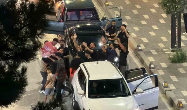 Bolu'da asker uğurlama konvoyunda trafiği kapatıp meşale yaktılar
