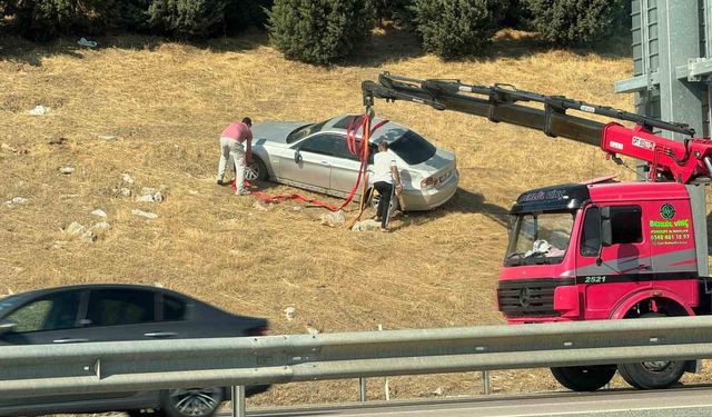 Bursa'da otomobil bariyerleri aşarak tarlaya uçtu