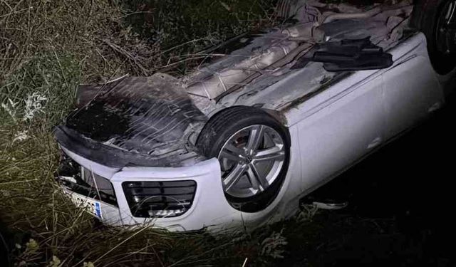 Çamardı'da otomobil şarampole devrildi: 2 yaralı