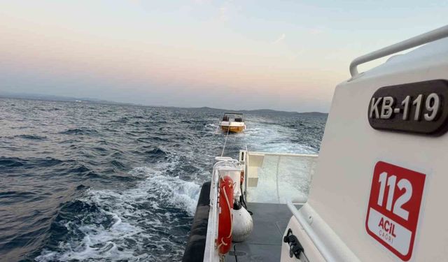 Çanakkale Boğazı'nda içinde 7 kişinin bulunduğu sürüklenen tekne kurtarıldı