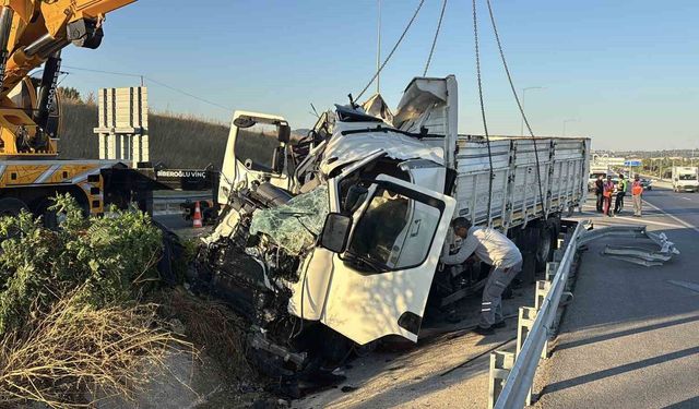 Çanakkale'de kamyon bariyerlere ok gibi saplandı: 2 ölü