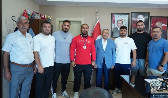 Darende Belediye Başkanı Bozkurt'tan şampiyon Feyzullah Aktürk'e tebrik