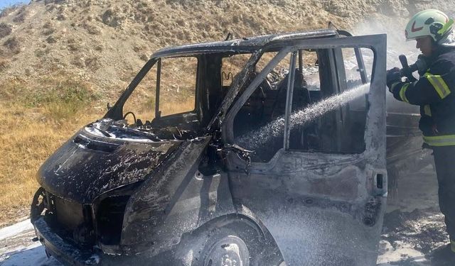 Denizli'de seyir halindeyken alev alan kamyonet kullanılamaz hale geldi