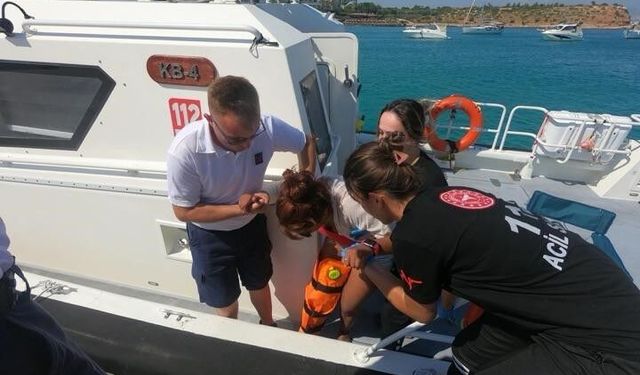 Didim'de karadan ulaşılamayan koyda yaralanan kişi denizden tahliye edildi